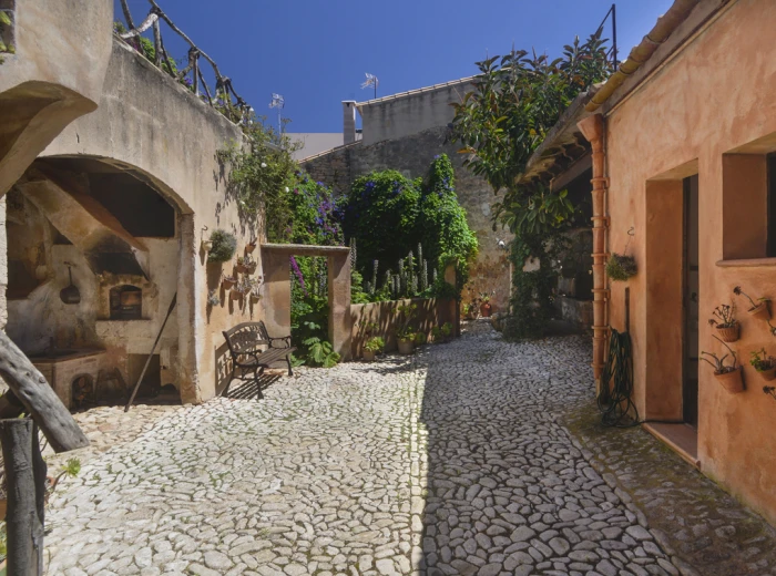 Extraordinary townhouse with history in Llucmajor-1