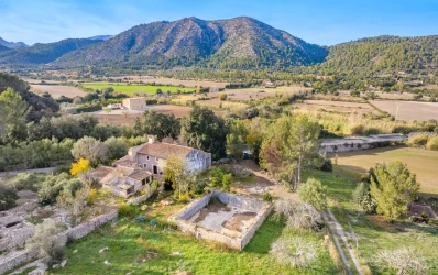 Renovation project with lovely mountain views in Pollensa