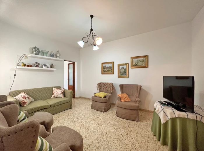 Spacious townhouse with garage and garden in Alaro-4