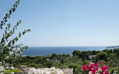 Villa mediterránea con vistas al mar sobre el Puerto Portals