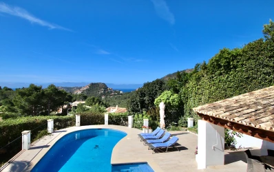 Mediterrane Familienvilla mit Panorama-Meerblick