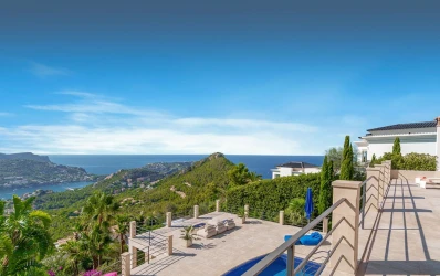 Moderne Villa mit spektakulärem Meer- und Hafenblick