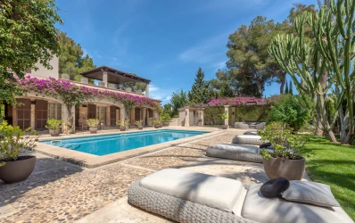 Elegante strandnahe Villa mit schönem Garten in Canyamel