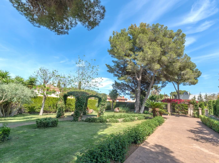 Elegante strandnahe Villa mit schönem Garten in Canyamel-15