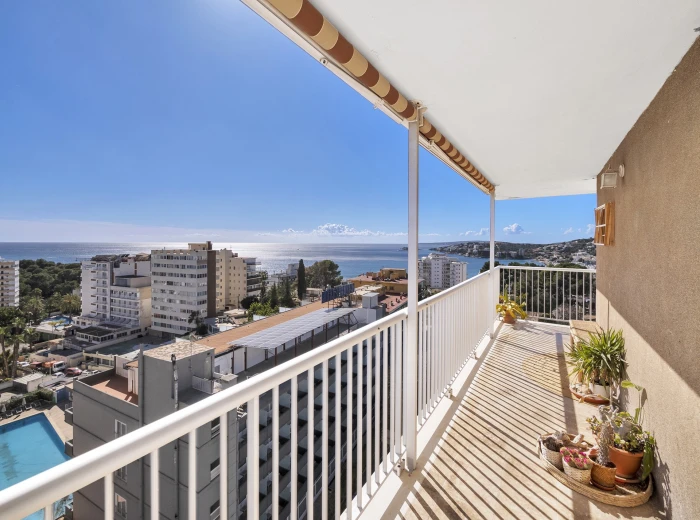 Urban apartment with panoramic sea views-11