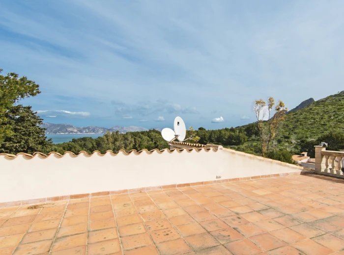Magnificent villa with sea views-4