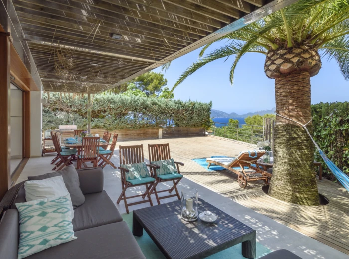 Beautiful villa with uninterrupted sea views-3