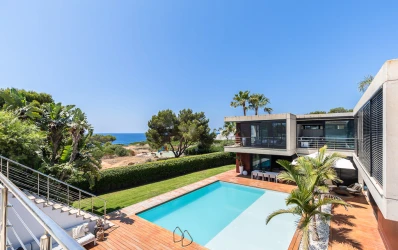 Stunning villa facing the sea