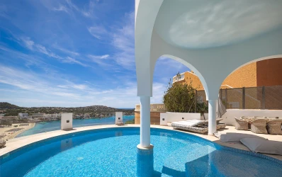 Modern villa with spectacular sea views