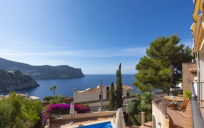 Villa mediterránea con vistas al mar y licencia vacacional