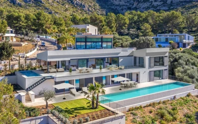 Stunning luxury villa close to the sea