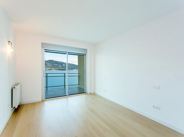 Refurbished apartment with sea views-7