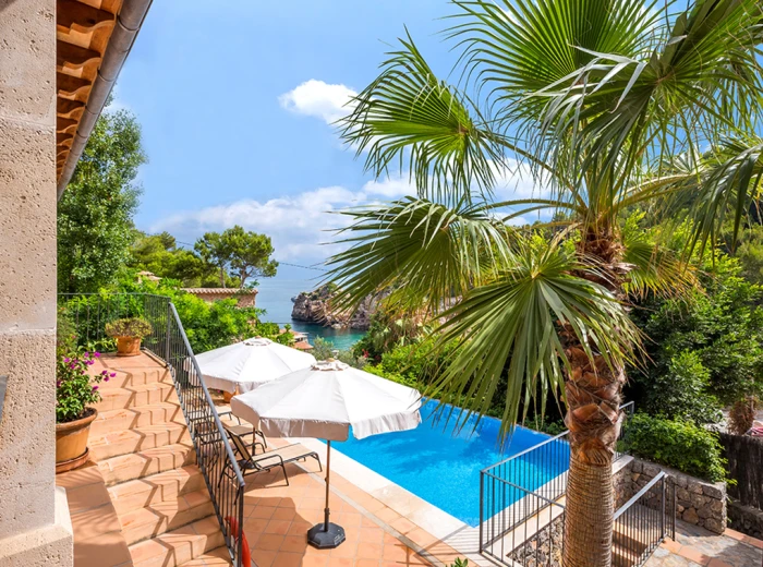 Luxury villa with spectacular sea views-3