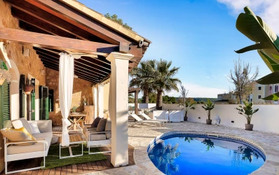 Villa renovada de piedra natural, con piscina y en un exclusivo complejo residencial