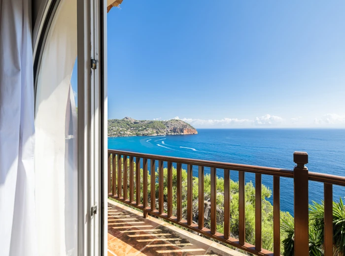 Charming villa with stunning sea views-10