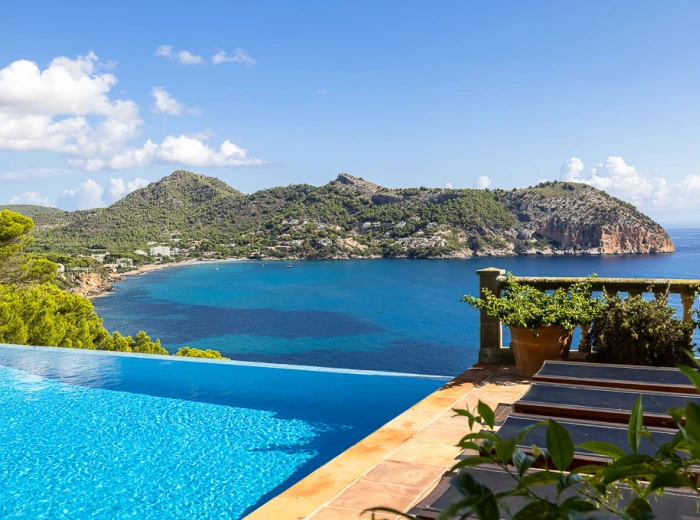 Charming villa with stunning sea views-2