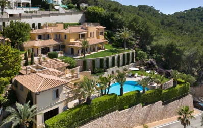 Impressive estate in walking distance to the port