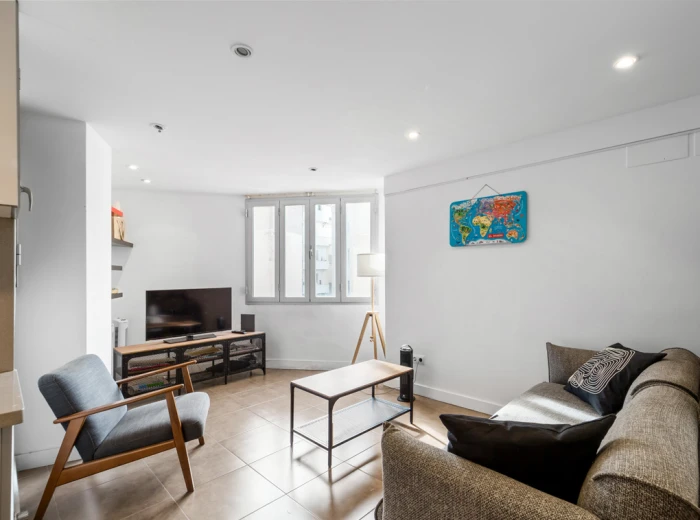 Spacious flat with potential, terrace and lift-12