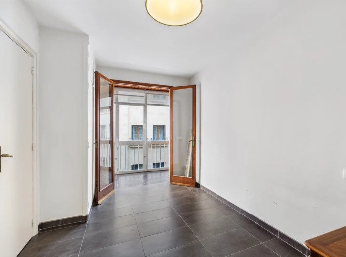 Spacious flat with potential, terrace and lift-10