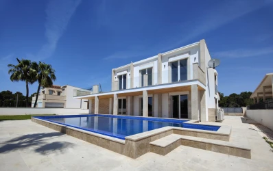 Modern villa with partial sea views in Cala Pi