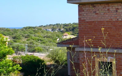 Plot with shell and building licence near the Cala Mandia bay