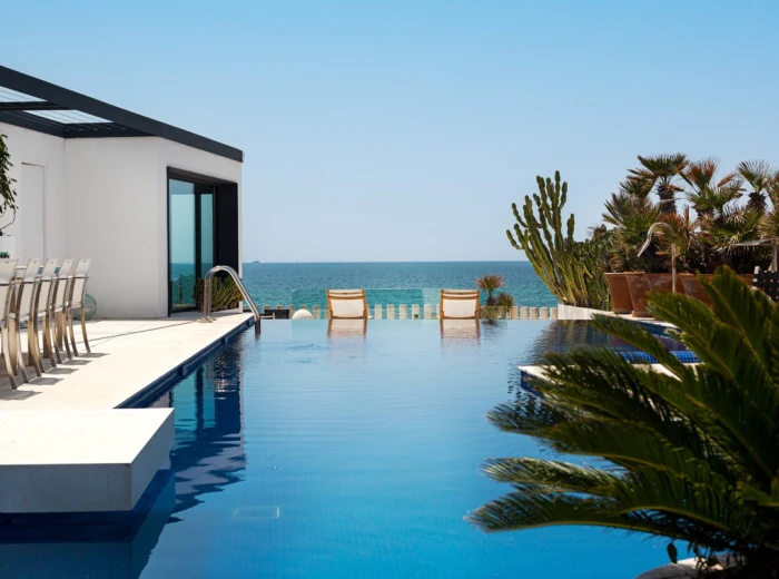 Singular villa de lujo frente al mar en Portixol-1