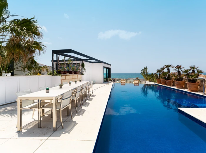 Singular villa de lujo frente al mar en Portixol-15