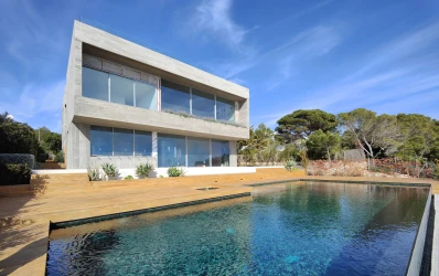 Moderne Villa in erster Meereslinie in Cala Pi