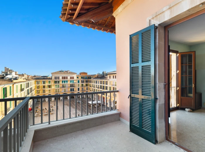 Renovation opportunity: Penthouse at Plaza Mayor with terraces & lift-1