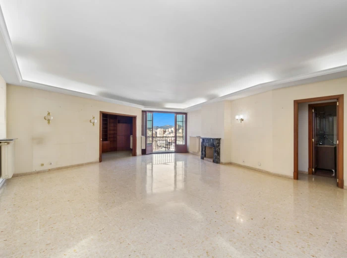 Renovation opportunity: Penthouse at Plaza Mayor with terraces & lift-4