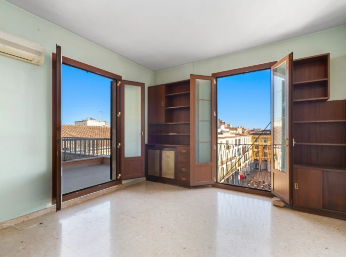 Renovation opportunity: Penthouse at Plaza Mayor with terraces & lift-10
