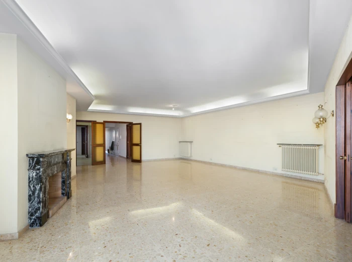 Renovation opportunity: Penthouse at Plaza Mayor with terraces & lift-6