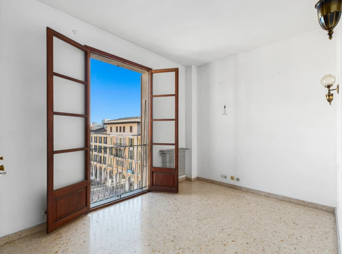 Renovation opportunity: Penthouse at Plaza Mayor with terraces & lift-8