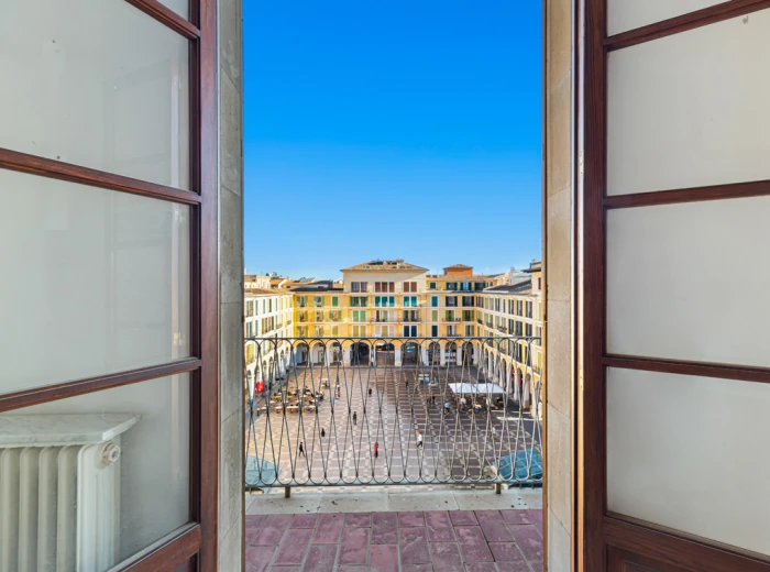 Renovation opportunity: Penthouse at Plaza Mayor with terraces & lift-9