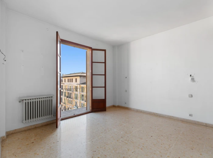 Renovation opportunity: Penthouse at Plaza Mayor with terraces & lift-12