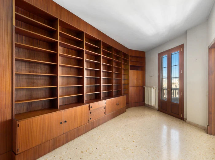 Renovation opportunity: Penthouse at Plaza Mayor with terraces & lift-5