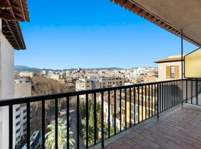 Renovation opportunity: Penthouse at Plaza Mayor with terraces & lift-3