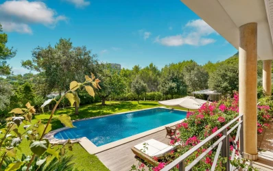 Family villa with beautiful gardens in Son Vida