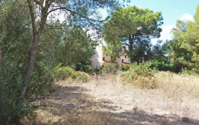 Plot with partial sea views walking to beach