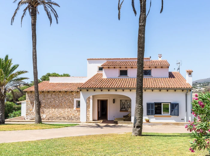 Villa with rental licence in the first sea line-12