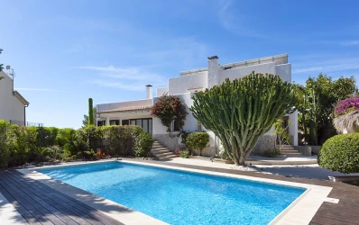 Bezaubernde Villa im Ibiza-Stil mit Meerblick