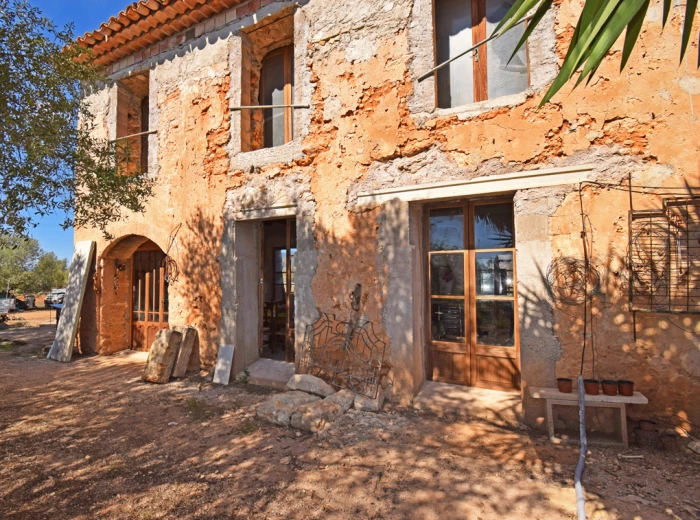 Beautiful plot with house to refurbish in Consell-1