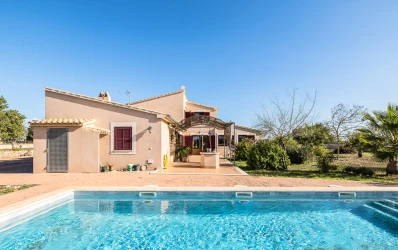 Well-maintained country house with pool and mountain views in Consell