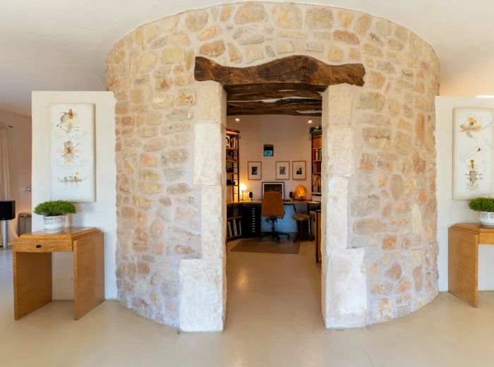 Auténtica finca de piedra natural con torre tradicional-12