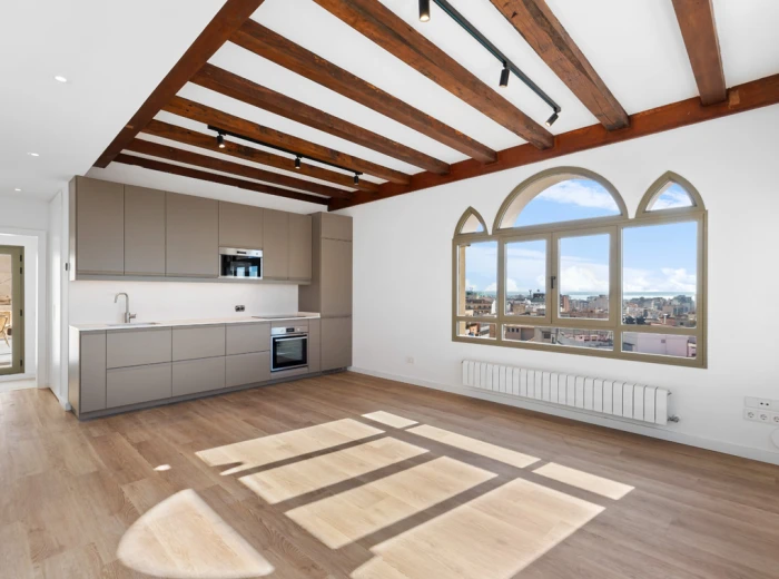 Stilvoll renoviertes Penthouse mit Terrassen, Aussicht und Lift-4