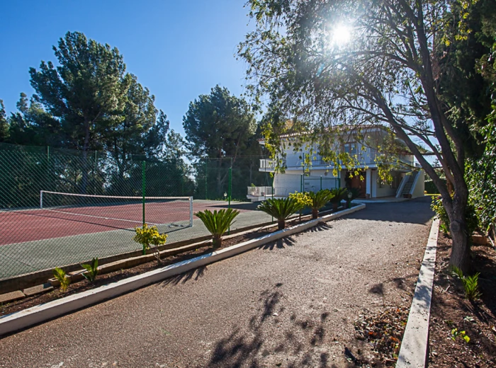 Large villa with tennis court in Pinar Park-25