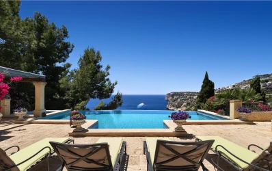 Villa mediterránea con vistas al mar y licencia vacacional