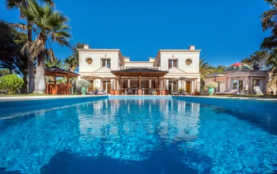 Excepcional villa en 1ª línea de mar con piscina