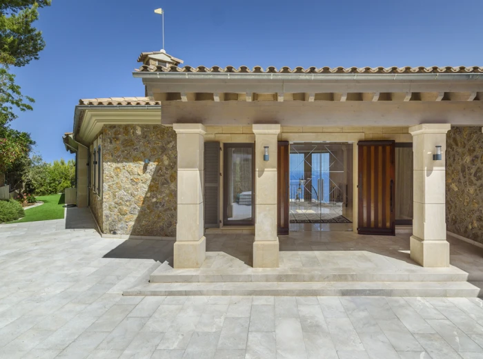 Impressive villa with stunning sea views-25