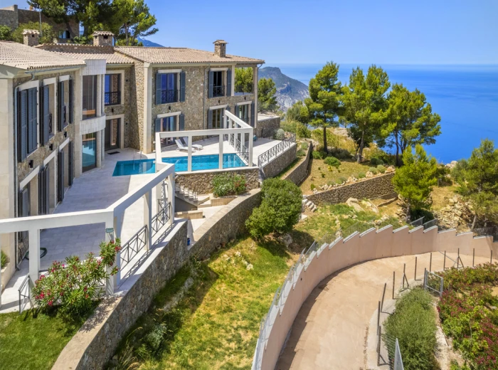 Impressive villa with stunning sea views-1